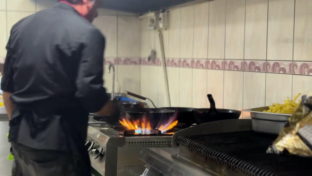 Knife work at a speed I will never reach. #foodie