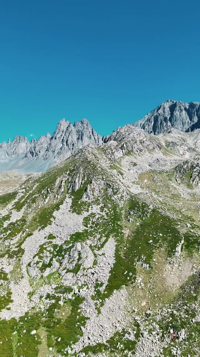 The valley opening up after the last switchback. #travel